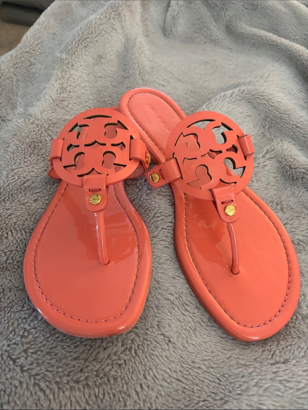Like New! Tory Burch Women's Coral Patent Logo-Style Thong Sandals